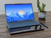 Análisis del convertible Lenovo Yoga Book 9 14IAH10: El doble de pantalla sin el doble de peso