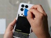 La batería del Fairphone 6 es especialmente fácil de sustituir. (Fuente de la imagen: iFixit)