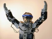 Un robot humanoide con los brazos en el aire (Fuente de la imagen: Adam Lukomski vía Unsplash; recortada)