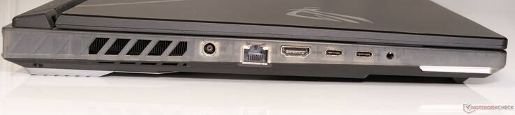 Izquierda: entrada de CC, LAN de 2,5 GbE, salida HDMI 2.1 FRL, Thunderbolt 4 (con salida DisplayPort 1.4), USB 3.2 Gen2 Tipo-C (con salida DisplayPort 1.4, 100 W Power Delivery), toma de audio combo de 3,5 mm