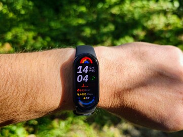 La pantalla de la Smart Band 9 es muy fácil de leer bajo el sol.