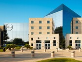 Exterior de unas instalaciones de Dell Technologies con el logotipo de la empresa.