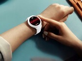 El Huawei Watch 6 Pro está disponible con una caja de cerámica blanca opcional.