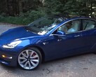 El Tesla Model 3 Performance 2018 es una excelente berlina con un paquete de baterías de 75 kWh. (Fuente de la imagen: Redline Reviews vía YouTube)