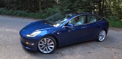 El Tesla Model 3 Performance 2018 es una excelente berlina con un paquete de baterías de 75 kWh. (Fuente de la imagen: Redline Reviews vía YouTube)