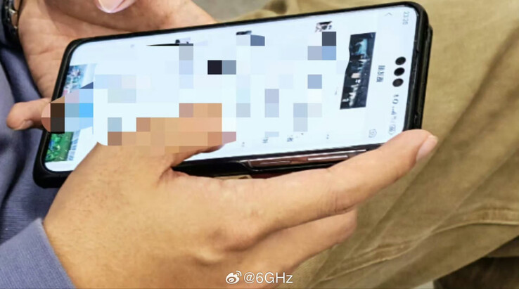 El "Mate 70 Pro" sonríe a la cámara en su nueva filtración. (Fuente: Super Digital Master Lao Zhou vía Weibo)