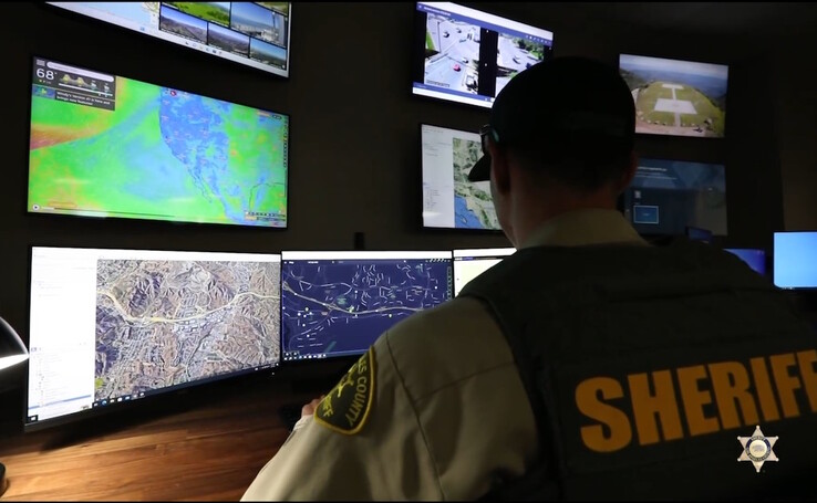 El Centro de Vigilancia del LASD permite a los ayudantes del sheriff realizar patrullas viendo las imágenes de las cámaras en directo, identificar a los delincuentes y las actividades delictivas y enviar coches patrulla. (Fuente de la imagen: LASD en Facebook)