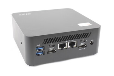 Parte trasera: 2x USB-A 3.2 Gen. 2 (10 Gbps), 2x USB-C con Thunderbolt 4 + Power Delivery + DisplayPort, 2x HDMI 2.1, 2x RJ-45 (2,5 Gbps), Adaptador de CA Barrel