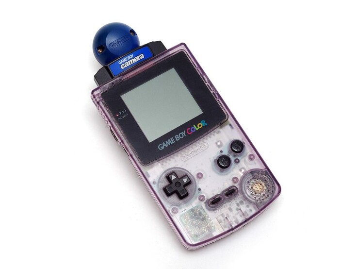 El accesorio Game Boy Camera en la parte superior de la Game Boy Color (Fuente: Wikipedia)