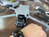 La DJI Air 3S debería mejorar a la Air 2S y a la Air 3 en múltiples áreas. (Fuente de la imagen: @Quadro_News)