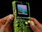 La última versión del ModRetro Chromatic utiliza una carcasa de plástico transparente.