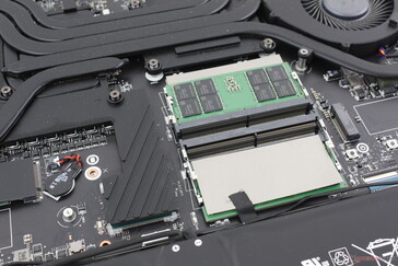 Cuatro ranuras SODIMM DDR5 accesibles