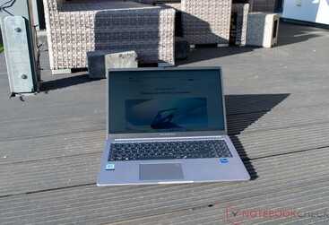 Asus ExpertBook P1 bajo la luz directa del sol