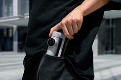 La Flow Pro se puede llevar en el bolsillo cuando está plegada (Fuente de la imagen: Insta360)