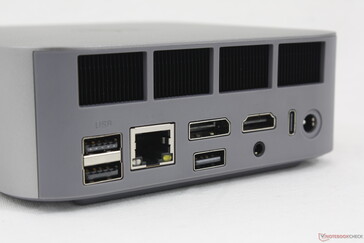 Trasera: USB-A 3.2 (10 Gbps), USB-A 2.0 (480 Mbps), RJ-45 (2,5 Gbps), DisplayPort 1.4 (4K@144), USB-A 2.0 (480 Mbps), HDMI 2.1 (4K@120), auriculares de 3,5 mm, USB-C 4.0 con DisplayPort + Power Delivery (40 Gbps), adaptador de CA