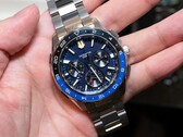 Reloj Casio Oceanus OCW-P3000 azul visto de frente, en el que destacan su detallada esfera y su bisel de cerámica bicolor.