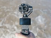 Un primer plano de la DJI Osmo Pocket 4P con sus dos objetivos de cámara.