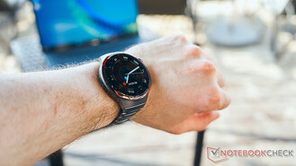 Manos a la obra con el smartwatch (Fuente de la imagen: Notebookcheck)