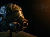 Primer plano de la réplica del casco espartano de la edición de coleccionista de Metro 2039, con un visor oscuro, elementos de máscara de gas integrados y detalles de desgaste por el combate.