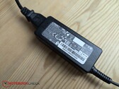 El adaptador de CA, de tamaño muy reducido, del Schenker Connect 15
