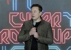 Elon Musk se burla de tres nuevos Teslas en la reunión anual de accionistas de Tesla. (Fuente: Tesla vía YouTube)