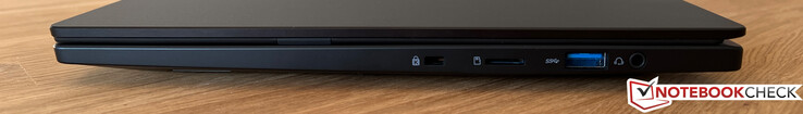 Derecha: Bloqueo Kensington (Nano Saver), lector de tarjetas microSD, USB-A 3.2 Gen 1 (5 Gbit/s), audio de 3,5 mm