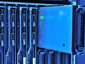 Racks de servidores con iluminación azul en un centro de datos