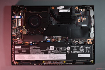 Lenovo ThinkPad L14 Gen 5 AMD: Funciones internas