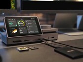 No hay nada mejor que esto: el Pexarbolt Ultra es una base de conexión Thunderbolt 5 con pantalla táctil y, posiblemente, la selección de puertos más completa del mercado.