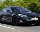 El Tesla de alto kilometraje sigue con su batería y motor originales (Fuente de la imagen: Autotrader/YT)