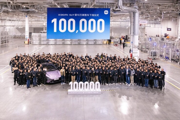 El equipo de vehículos eléctricos de Xiaomi celebra la salida de su coche número 100.000. (Fuente: Lei Jun vía Twitter/X)