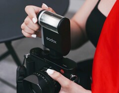 El Godox iA32 también es compatible con las cámaras Leica. (Fuente de la imagen: Godox)