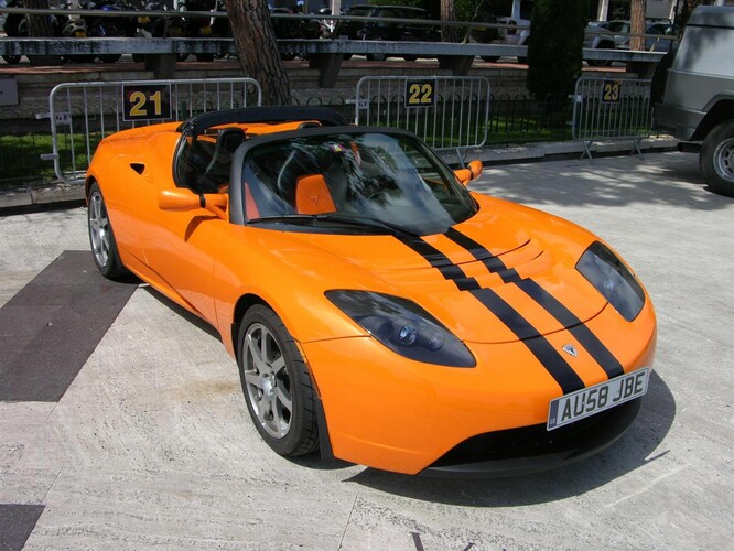 El Roadster original de 2008 fue el primer coche de producción de Tesla (Fuente: Wikimedia)