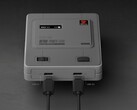 El AYANEO Retro Power Bank viene en un acabado inspirado en SNES. (Fuente de la imagen: AYANEO)