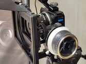 La cámara GoPro Mission 1 Pro ILS con un objetivo Laowa 17mm T1.9 MFT Cine, montada en una jaula Small Rig con follow focus y matte box.