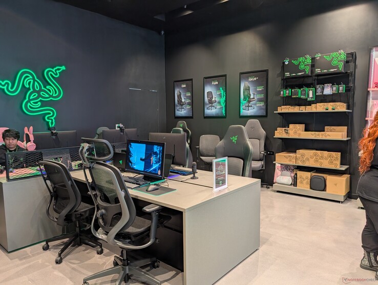 Zona LAN para que los usuarios jueguen y experimenten las sillas Razer