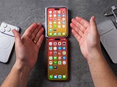 Manos a la obra del modelo de diseño de iPhone plegable (editado).