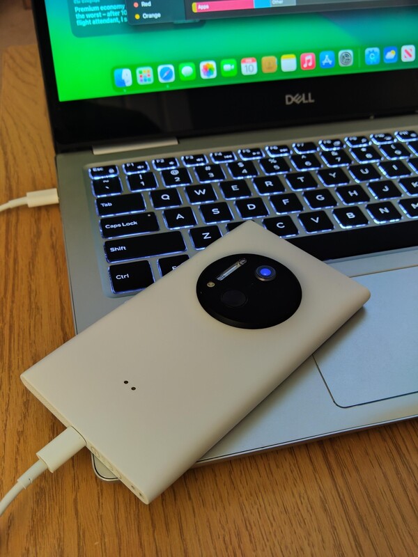 El LumiPhone tiene un puerto Lightning, sustituto del puerto micro USB del Lumia 1020. (Fuente de la imagen: Reddit)