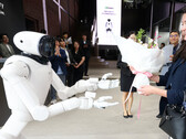Elogios para Nvidia y un desafío para Tesla Optimus y BYD Xiao Di: el robot con IA de LG, CLOiD, da la bienvenida a los visitantes en Seúl. LG y Nvidia tienen previsto utilizar 100 000 horas de entrenamiento de IA para dirigirse a los mercados de la robótica doméstica y industrial.