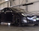 El Tesla Model S que aparece en el último vídeo de AutoTrader ha recorrido 430.000 millas con su batería y motores originales. (Fuente: AutoTrader UK vía YouTube)