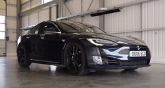 El Tesla Model S que aparece en el último vídeo de AutoTrader ha recorrido 430.000 millas con su batería y motores originales. (Fuente: AutoTrader UK vía YouTube)