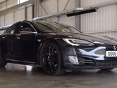 El Tesla Model S que aparece en el último vídeo de AutoTrader ha recorrido 430.000 millas con su batería y motores originales. (Fuente: AutoTrader UK vía YouTube)