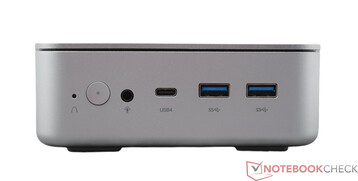 Frontal: Borrar CMOS, botón de encendido, toma de audio, USB 4, 2x USB 3.2 Gen 2