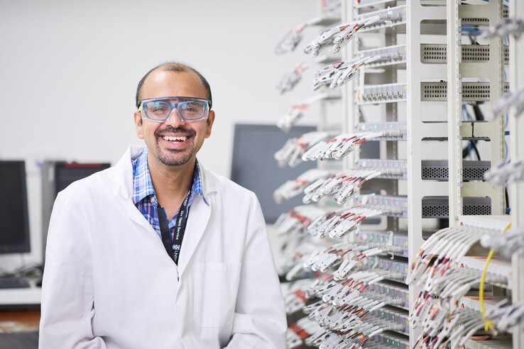 Neeraj Sharma, el investigador principal, está especializado en química del estado sólido, en el diseño de nuevos materiales y en la investigación de sus relaciones estructura-propiedades. (Fuente de la imagen: UNSW Sydney / Richard Freeman)