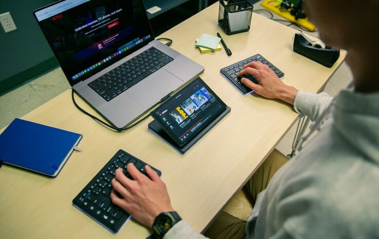 A diferencia de otros teclados ergonómicos con diseños fijos y curvados, las mitades del Teclado Tetra pueden colocarse perfectamente para eliminar la tensión de la muñeca y el brazo. (Fuente de la imagen: Tetra Keyboard en Kibidango)