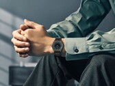 Un Citizen Eco-Drive One AR5065-54W en la muñeca, con una esfera en verde bosque y negro, detalles en oro rosa y un brazalete ultradelgado con revestimiento negro.