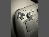 Una imagen en primer plano del nuevo Steam Controller de Valve