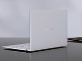 El AMD ZenBook 14 Air 2026 está disponible con 16 GB de RAM y cuesta alrededor de 1.476 dólares. En la imagen: una fotografía promocional en la que se muestra la parte trasera del portátil.