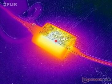 El adaptador de CA puede calentarse bastante por encima de los 53 C cuando funciona con cargas exigentes