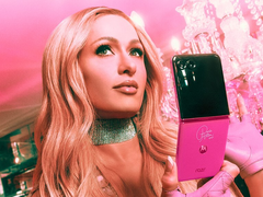 Motorola se burla del smartphone plegable Razr Plus Paris Hilton Edition en rosa París. (Fuente de la imagen: Motorola)